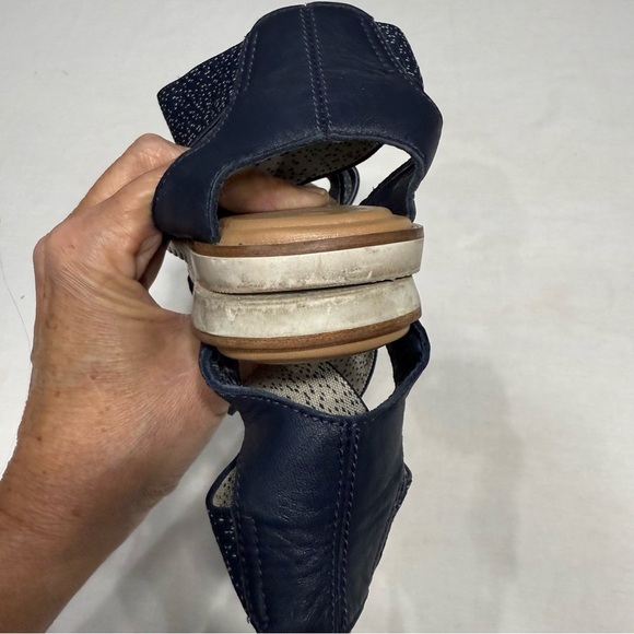 Sorel Ella Navy Sandals - Picture 5 of 7